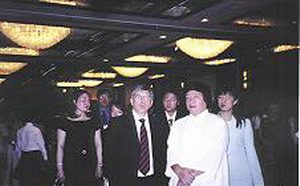美洲国家组织邀请美参众议员　观赏义云高韵雕作品