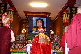 佛菩萨以甘露和连珠炮雷恭迎《多杰羌佛第三世》宝书