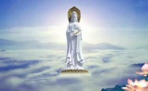 虔诚唱诵观音菩萨圣号，白衣观音显圣云端上