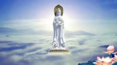 虔诚唱诵观音菩萨圣号，白衣观音显圣云端上