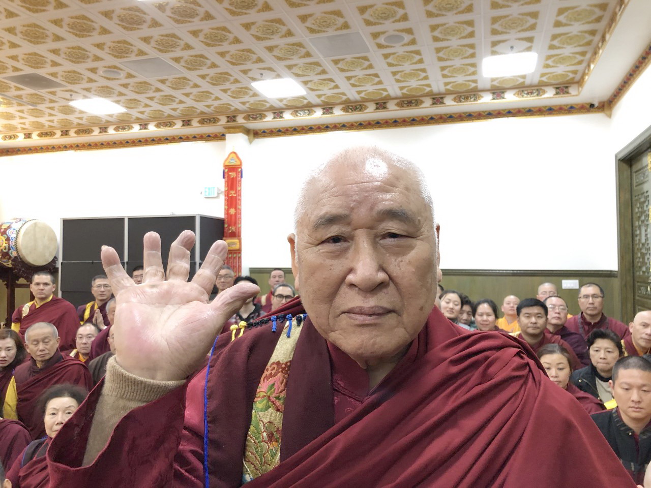 开初教尊拿杵上座，展现圣者的超凡体质体力 第2张