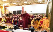 拿杵上座法会 高僧们出难题 羌佛解难单手提悬420磅金刚杵