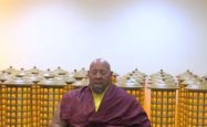 旺扎上尊在圣迹寺诵经加持供灯信众