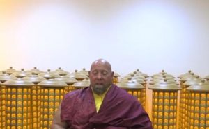 旺扎上尊在圣迹寺诵经加持供灯信众