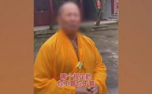 【佛门观察】从“僧人摔香”说起：如何识辩佛门败类？