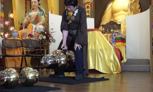 世界佛教教皇南无第三世多杰羌佛 单手勾提437.2磅金刚杵（维加斯新闻网）